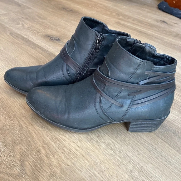 🌸 Madden Girl Almond Toe Ankle Booties size 7.5 - Picture 9 of 15